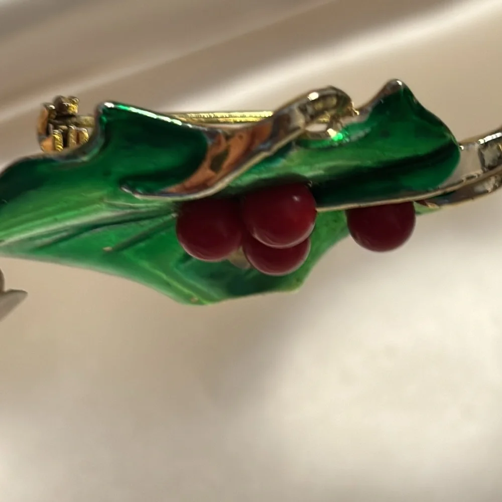 Beautiful vintage gold tone holly/berry brooch!! - Picture 5 of 5
